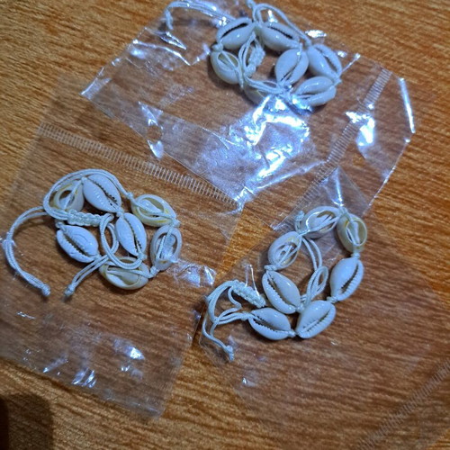 Bracelets with shells new, pack of 3, adjustable cord