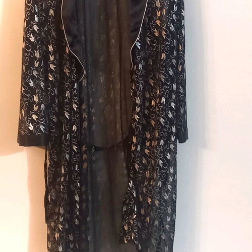 Silk robe like new, black with gold details, size L