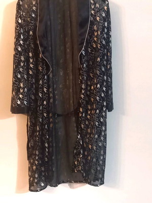 Silk robe like new, black with gold details, size L