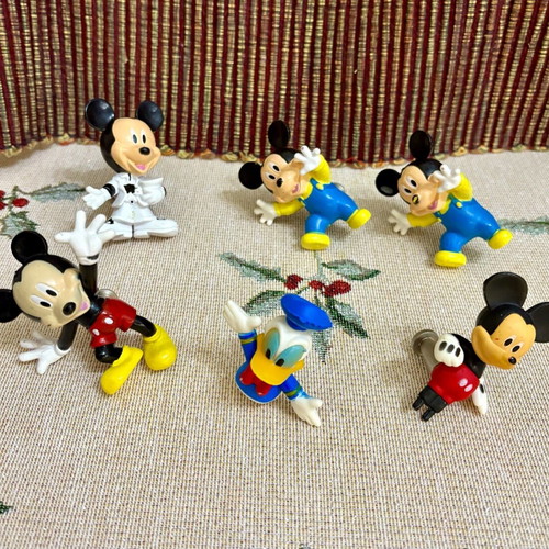 Set of six collectible Mickey Mouse and Donald Duck knobs like new