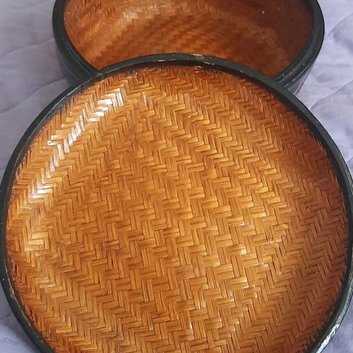 Japanese basket used, made of bamboo and black lacquer, hand-painted