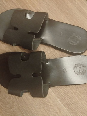 Black flat sandals size 37 like new