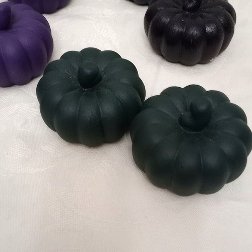 Resin pumpkins like new, pack of 10 for charms