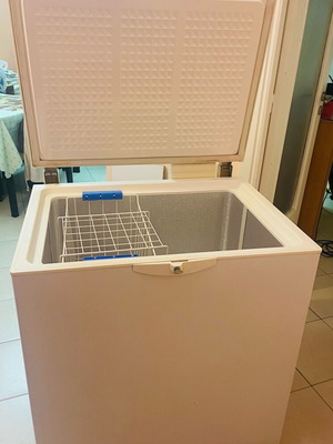 Whirlpool freezer like new 215 liters