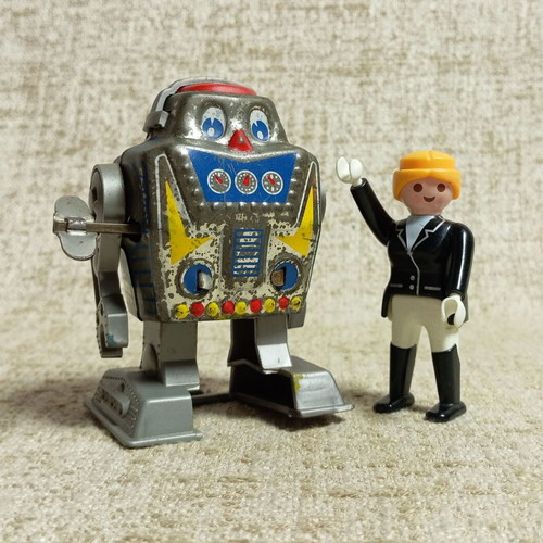 Robot Mini wind-up metal vintage toy used, working order