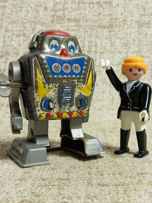 Robot Mini wind-up metal vintage toy used, working order