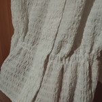 White blouse like new with elastic shoulders and waist, size M