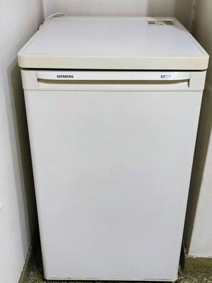 Καταψύκτης Siemens σαν καινούργιος, κάθετος, ιδανικός για μικρούς χώρους
