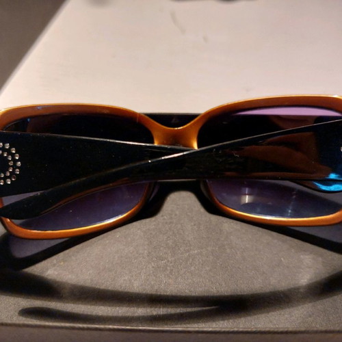 Sunglasses used with plastic frame and purple UV protection lens