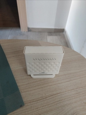 ZTE router in excellent condition with all accessories
