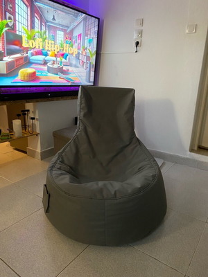 Large waterproof pouf like new, suitable for outdoor use
