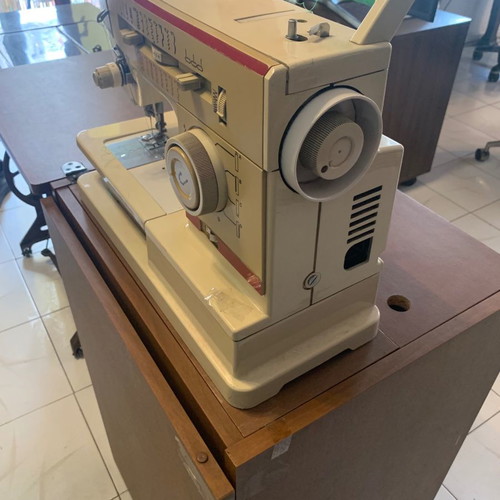 Two Singer sewing machines used, models 404 M13 and 8618 Electronic