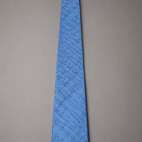 Gucci silk tie in like new condition