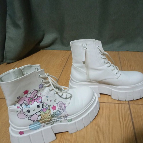 Hello Kitty Bershka boots used, size 40