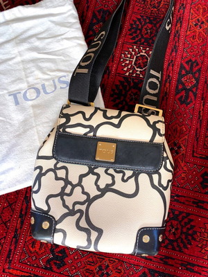 Tous Kaos Motif рамо чанта употребявана с широко лого презрамка