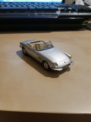Ferrari 330 GTS 1966 scale 1/43 like new