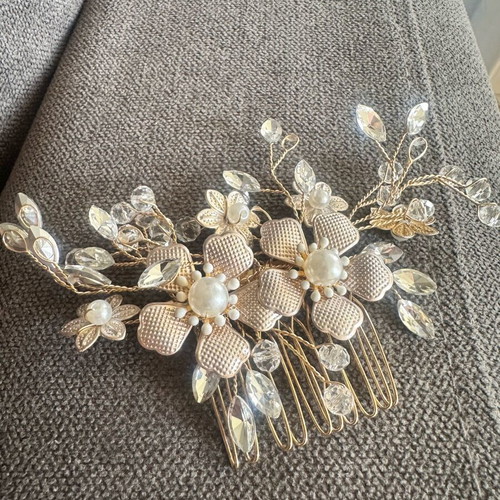 Hair jewelry new with gold-colored comb