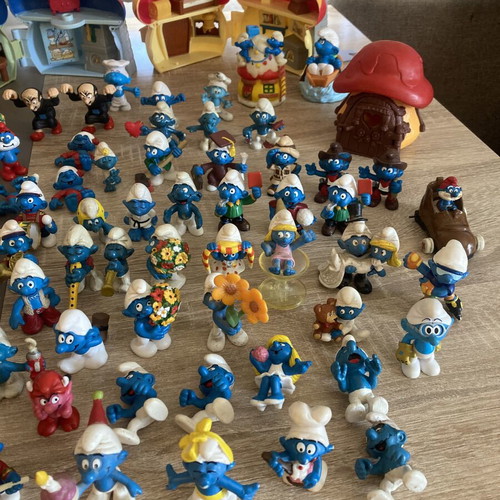 Smurfs Peyo figures, pack of about 70 pieces, village houses