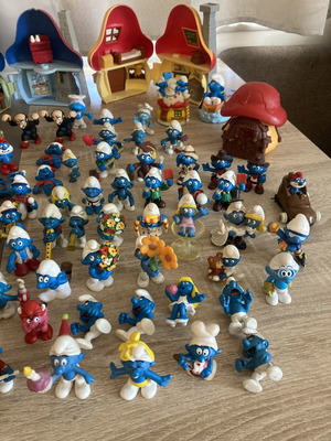Smurfs Peyo figures, pack of about 70 pieces, village houses