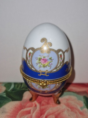 Limoge porcelain decorative egg like new