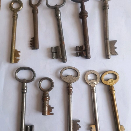 Antique large hand-forged skeleton keys set of 10 like new
