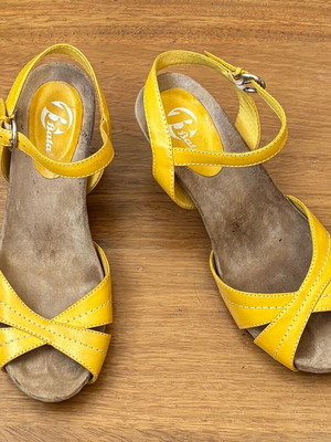 Leather sandals used size 40 yellow with 9cm wooden heel