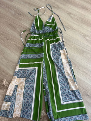 Boohoo Women's Patterned Jumpsuit Like New, Petite Fit, Backless