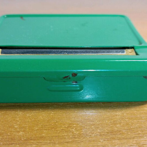 Rolling machine and tobacco case used