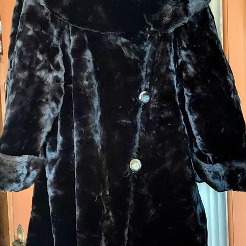 Fur coat black like new, from France, size L