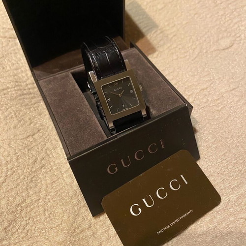 Gucci men's watch like new with leather strap model 79000M.1