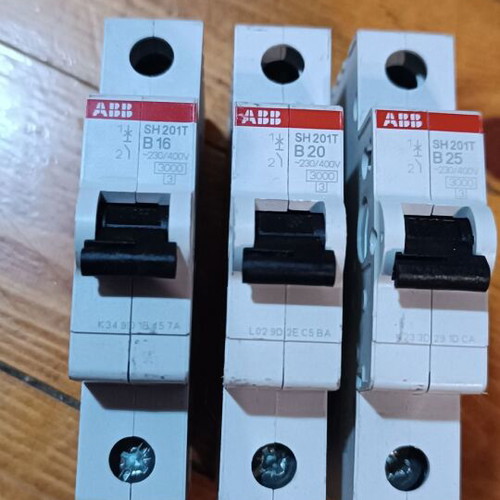 Set of 39 ABB-HAGER-CHINT fuses, residual current relay and indicator lights like new