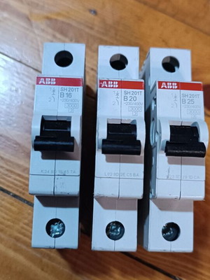 Комплект (39 бр) предпазители ABB-HAGER-CHINT, реле за остатъчен ток и електрически панелни лампи