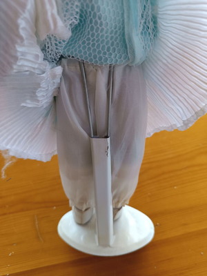 Vintage porcelain decorative dolls set of 2 like new