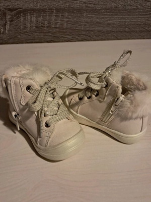 Baby shoes size 18 like new, unworn