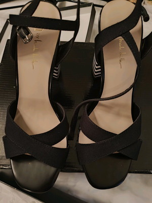 Nicole Miller black sandals with thick heel, like new