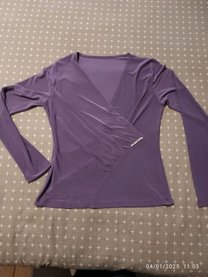 Women's purple wrap blouse like new with small jewel, size S