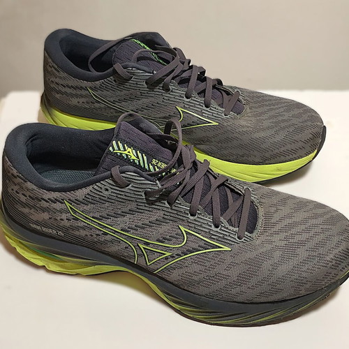 Mizuno Wave Rider 26 running shoes size 44.5 like new, gray