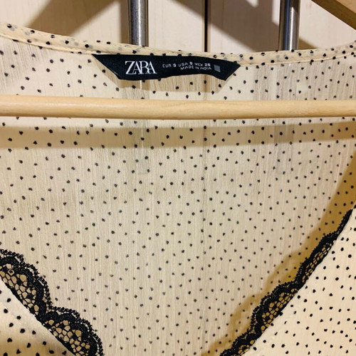 Zara beige muslin dress like new with small polka dots and black lace