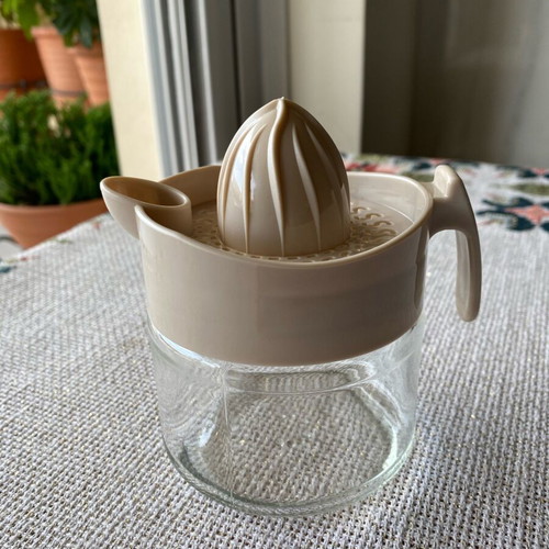 Glass citrus juicer like new with plastic strainer, 300 ml