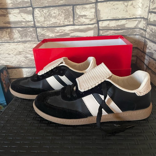 Sneakers size 37 like new, black and white with tongue design