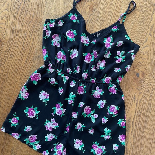 Short floral one-piece like new, black multicolor, size S