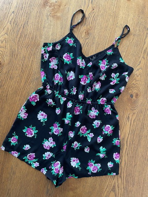 Short floral one-piece like new, black multicolor, size S