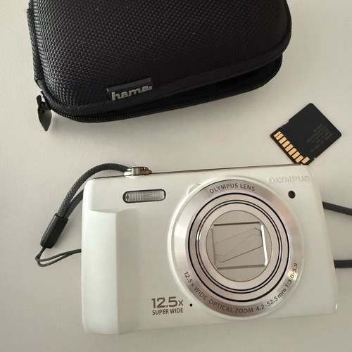 Olympus camera like new with Hama case and 16GB memory