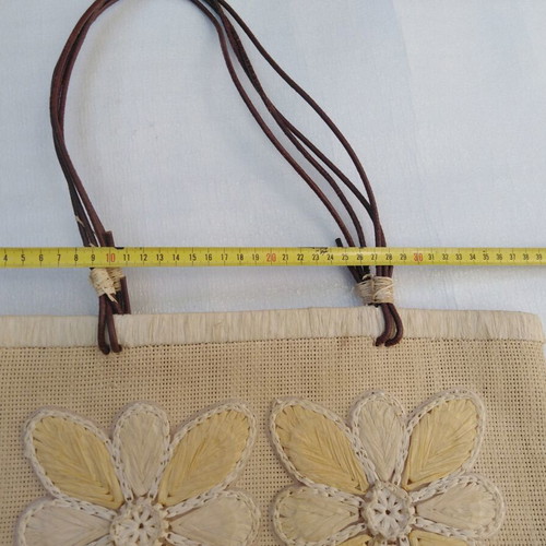 Straw Shoulder Bag with Embroidered Flowers like new, beige