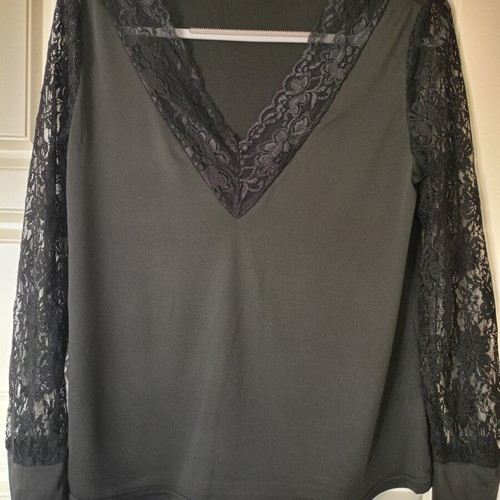 Lace Detail Top black size L like new