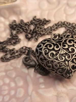 Long pendant with filigree heart Claire's new