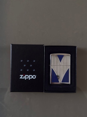 Zippo Deep V 24205 new, high polish chrome with blue design