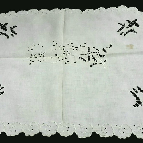 Ergocheira vintage handmade tablecloth used