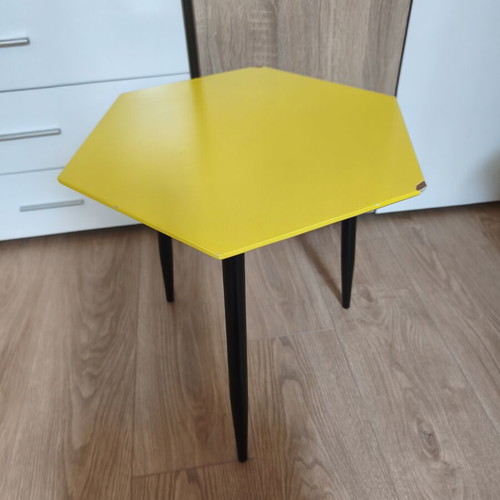 Coffee table used, small three-legged