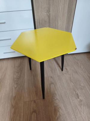 Coffee table used, small three-legged